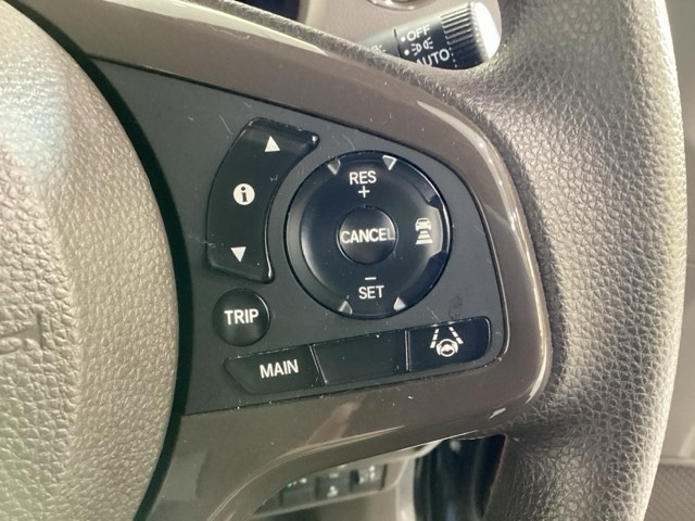 ハンドルにHondaセンシング系のクルーズコントロールやレーンキープアシストなどのスイッチが装備されています。ハンドルから手を離さず安全に操作できます。