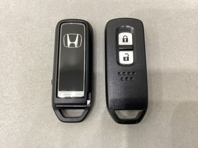 スマートキーを装備しています。鍵を差し込むことなくドアロックの開け閉めと、スタートボタン操作でのエンジンスタートができます。スペアキーも同じものを用意しております。