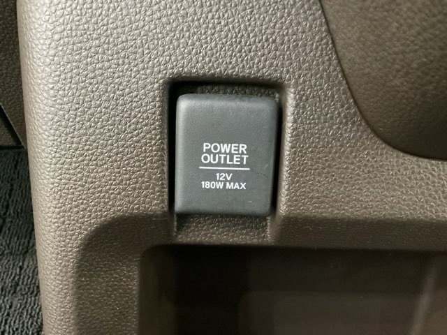 アクセサリーソケットはUSBのアダプターなどをつければ、スマホの充電にも使えます。周辺には物が置けるボックスがついています。