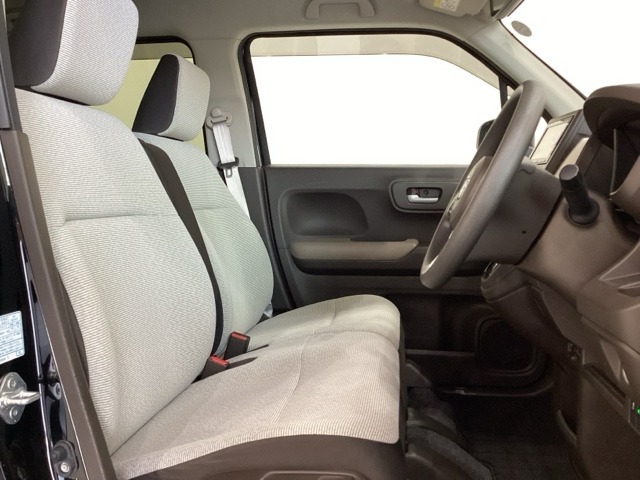 女性でも運転がしやすいように、シートの高さ調整機能（シートリフター）がついてます。運転席と助手席の足元が空いている為、助手席側への移動がスムーズです。交通量の多い道でも助手席側から乗り降りができます。