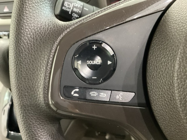 ステアリングスイッチがついていますので、オーディオのチャンネル変更、ボリューム、ジャンル変更が操作可能です。ハンドルから手を離さず安全に操作できます。