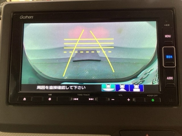 バックでの車庫入れも安心です！　リアカメラが付いているバックモニター付のナビを装備しております。操作線もついており距離感も画面から確認できます。