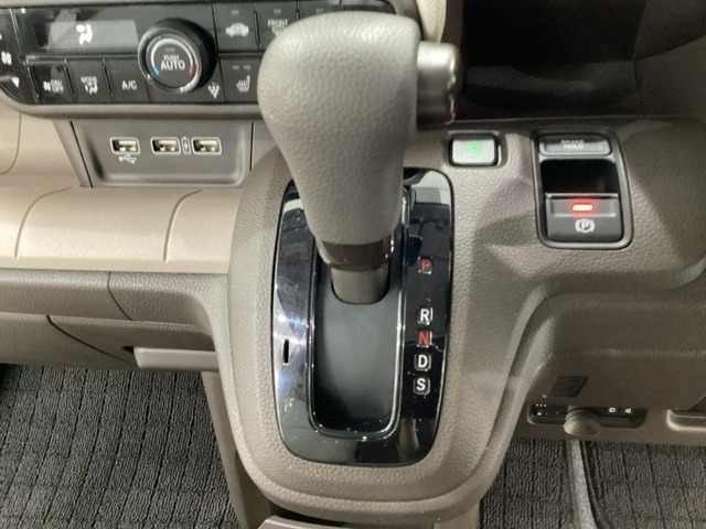 CVT車のセレクトレバーです。低速から高速まで、変速ショックのないスムーズな走りと、エンジン効率のよい領域を維持して燃費にも貢献します。サイドブレーキはスイッチ操作の電子制御パーキングブレーキです。