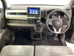 車内は光触媒抗菌消臭施工済です。インパネ周りはスタイリッシュなデザインで機能や装備も充実しています。グローブボックスやカップホルダーのほかにトレーなどたくさんの収納スペースが付いています。