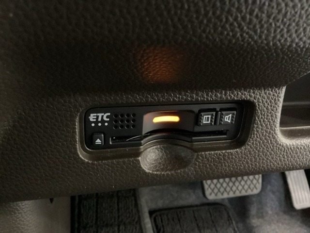 ハンドルの左下にETCがついています。高速道路の料金所の通過も楽々です。　カードの取り出しもしやすい場所についています。
