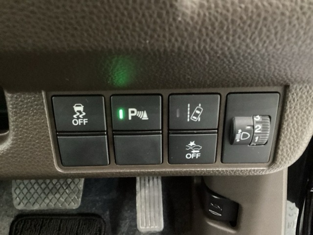 ハンドルの右側にはヘットライトリベライザーとHondaセンシング用のメインスイッチなどがついています。ヘッドライトリベライザーは道路状況や積荷の加重に応じてライトの高さを調節できます。
