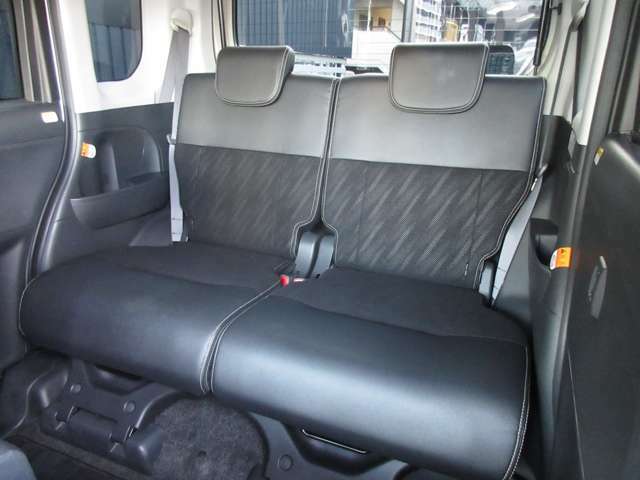 リヤシートもスライドするので後席の方も快適空間。