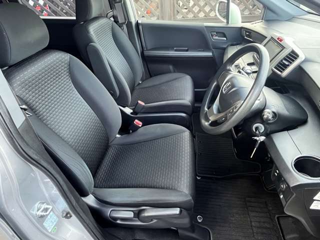 運転席の足元は広々としており、座席は大きく前後にスライド出来るので自分に合ったポジションで運転する事が出来ます♪アクセルやブレーキにクセもなくとても運転のしやすい車両です♪フロアマットも全席装備♪