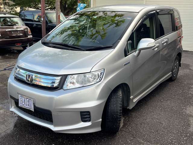 2列シートになりラゲッジスペースを拡大したフリードスパイク♪広大な荷室で荷物もたくさん積め込めます♪シートを倒せばフラットになり車中泊ユースも可能です♪ファミリーからビジネスユースまで使い勝手◎♪