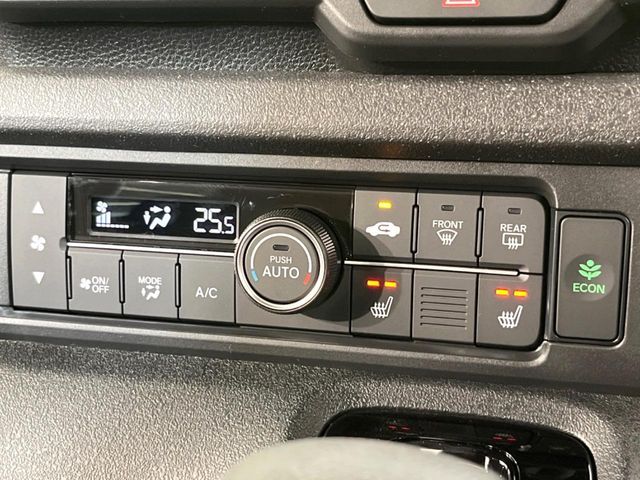 【オートエアコン】一度お好みの温度に設定すれば、車内の温度を検知し風量や温度を自動で調整。暑い…寒い…と何度もスイッチ操作をする必要はありません。快適な車内空間には必須の機能ですね♪