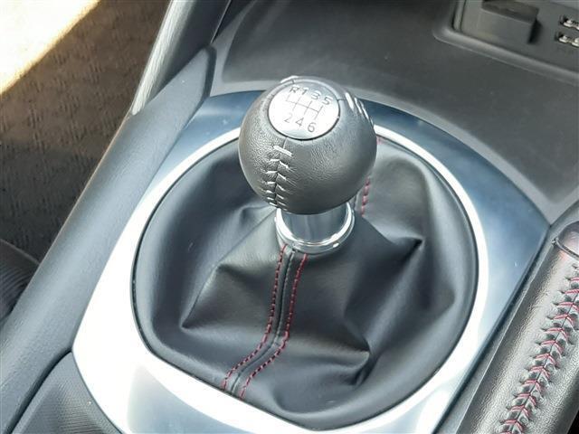 ■　装備4　■　6速マニュアルシフト：車を操るたのしさを！