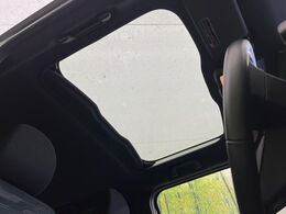 【ガラスルーフ】ガラスルーフ搭載で車内の解放感が一気にアップ！開放的なドライブをお楽しみいただけます。