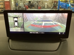 狭い場所での駐車やすれ違いなどでより的確な運転操作に役立つ360°ビューモニターが装備されています。