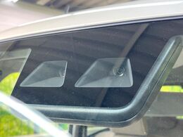 【スマートアシスト】走行中に前方の車両等を認識し、衝突しそうな時は警報とブレーキで衝突回避と被害軽減をアシスト。より安全にドライブをお楽しみいただけます。