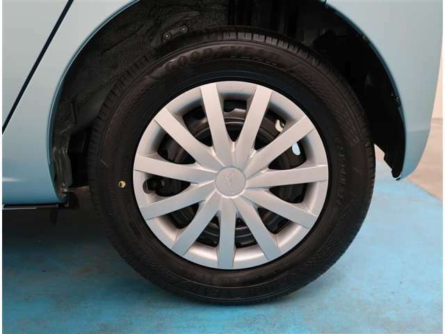 【タイヤ・ホイール】タイヤサイズ155/70R13の純正ホイールです。タイヤ溝は約7mmになります。