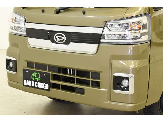 メッキフロントグリルでよりスタイリッシュに！