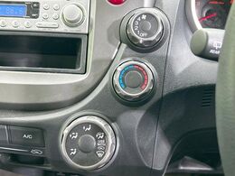 寒い冬も暑い夏も全席に快適な空調を届けてくれる、ダイヤル式エアコンを装備♪