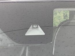 【三菱e-Assist】走行中に前方の車両等を認識し、衝突しそうな時は警報とブレーキで衝突回避と被害軽減をアシスト。より安全にドライブをお楽しみいただけます。