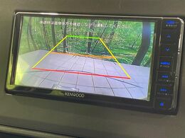【バックカメラ】駐車時に後方がリアルタイム映像で確認できます。大型商業施設や立体駐車場での駐車時や、夜間のバック時に大活躍！運転スキルに関わらず、今や必須となった装備のひとつです！