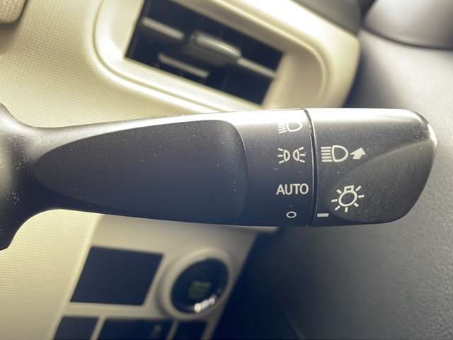 【オートライト（AUTO）】外の明るさをシステムが感知して、自動でヘッドライトが点灯します！ヘッドライトをつけ忘れを防ぐ便利機能です。