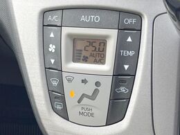 【オートエアコン】一度お好みの温度に設定すれば、車内の温度を検知し風量や温度を自動で調整。暑い…寒い…と何度もスイッチ操作をする必要はありません。快適な車内空間には必須の機能ですね♪