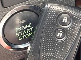 【キーフリーシステム】カバンやポケットに入れたままでもドアの施錠・解錠が可能なスマートキーを装備。エンジンのオン・オフ時もカギを取り出す必要が無いからとっても便利です♪