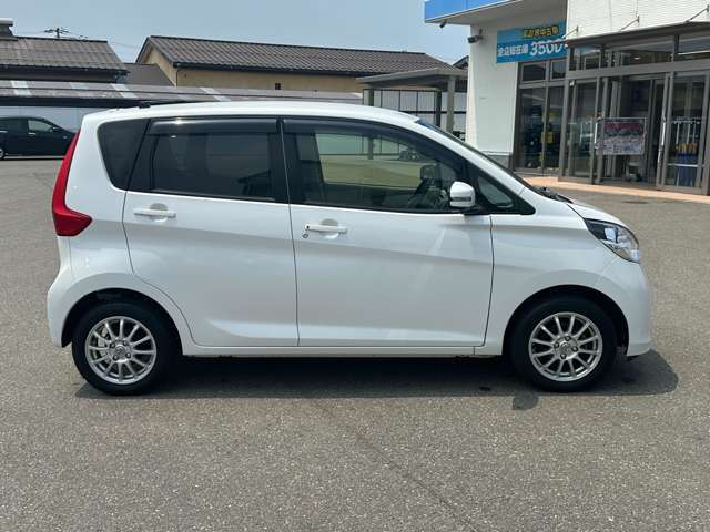 弊社ではインターネットでの遠方販売に自信があります。店頭でのご納車であれば、お車を持ち込まずに名義変更等のお手続きが出来ますので、ご近所の販売会社で購入する場合と変わらぬ諸経費にてご購入可能です♪