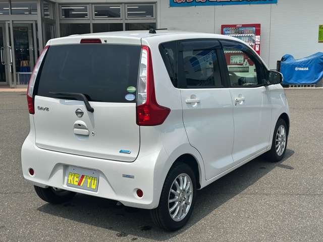 業者によるルームクリーニング実施☆室内の細かい所からエンジンルームまでキレイになった状態でお渡し致します♪