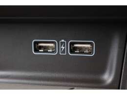 充電用USBジャック(急速充電対応タイプ2個付)助手席の前には、ちょっとした小物が置けるスペースを。その横の充電用USBジャックは、運転席からもすぐに手が届いて便利です。