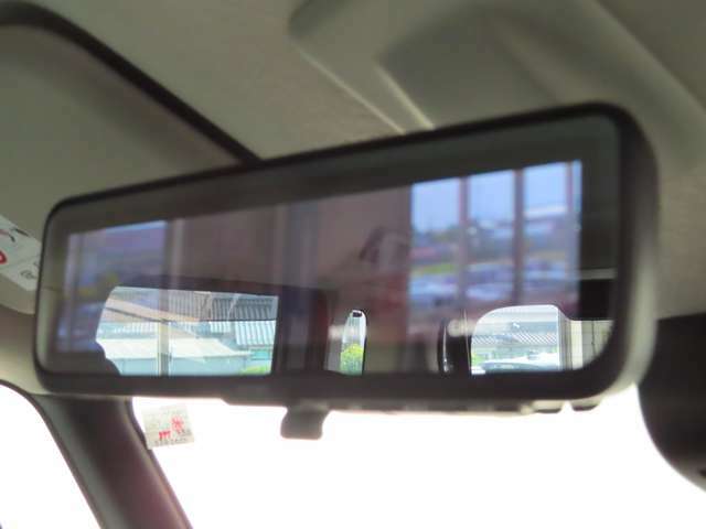 車両後方にあるカメラの映像を、ルームミラーに映し出すデジタルルームミラーを採用。車内の状況や天候に関わらず、クリアな後方視界を写しだします。