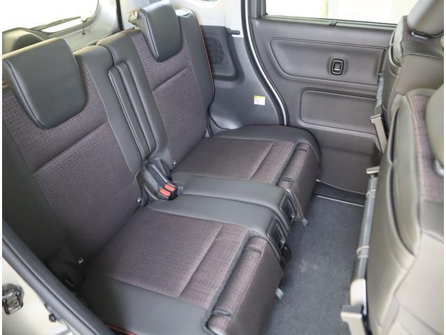 足元ひろびろ、乗る人みんなが快適な後部座席です。オットマン機能で、ロングドライブも快適に。まるでリビングのような座り心地を実現しました。