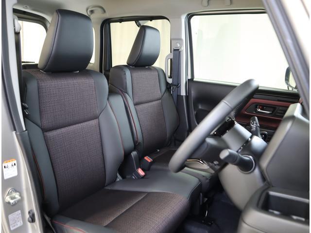 上質なレザー調素材とファブリック素材を組み合わせたハーフレザーシートが、毎日のドライブを特別なひとときへ変えてくれます。