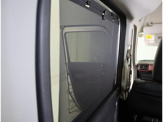 後部座席にはサンシェードが付いており、小さなお子様にも優しい車です。