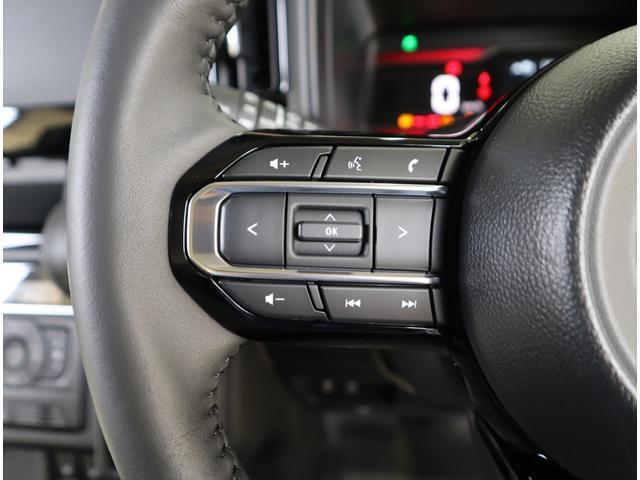 ステアリングオーディオスイッチで、曲の選曲や音量の調整も、ステアリングから手を離さずに行えます。