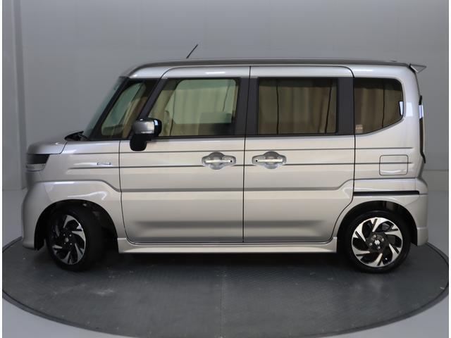 シャープなキャラクターラインが描く、洗練されたサイドビューが街中でも存在感を際立たせます。