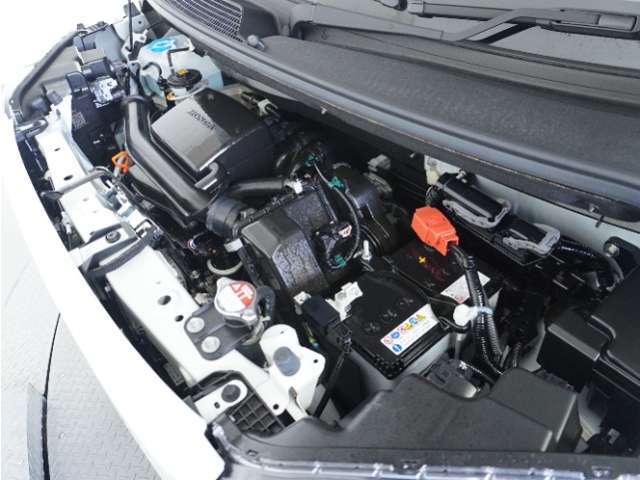 エンジンは車の心臓部分です。このエンジンルームが汚いとトラブルの基になります。当店は専用の液剤を使って徹底的に綺麗にします。