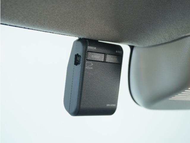 ◆ドライブレコーダー◆映像・音声などを記録する自動車用の装置です。　もしもの事故の際の記録はもちろん、旅行の際の思い出としてドライブの映像を楽しむことができます。