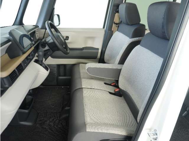 運転席と助手席は足元が繋がっているので自由に行き来しやすいので駐車場が狭いときでも助手席側からスムーズに乗り降りできて便利！