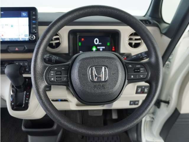 【Honda SENSING】 カメラ等装置で精度の高い検知能力を発揮、安全運転を支援します。ステアリング上のコントローラーに注目！