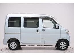 県内13店舗にて常時500台以上ダイハツ車を展示中です。見て、触って、納得のいく一台をぜひ見つけてください。