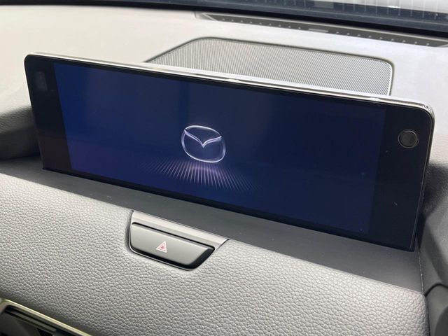 【12.3インチマツダコネクト】車内の雰囲気にマッチした大型ディスプレイ。スマホ接続でのナビ使用やBluetooth再生等、様々な機能が楽しめます。直感的なダイヤル操作が可能で、使い勝手も良好です。