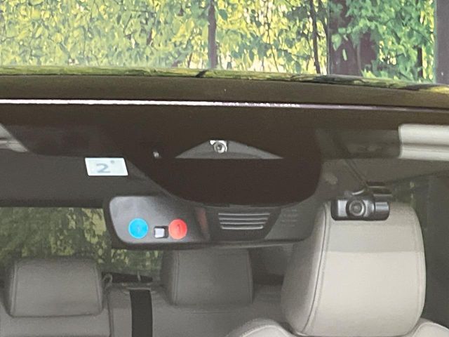 【i-ACTIVESENSE】走行中に前方の車両等を認識し、衝突しそうな時は警報とブレーキで衝突回避と被害軽減をアシスト。より安全にドライブをお楽しみいただけます。