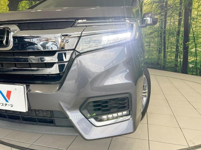 【LEDヘッドライト】悪天候や夜間走行時も良好な視界を確保し安心して運転できる高輝度LEDヘッドライトを装備！点灯速度が早く、消費電力も抑えられています。