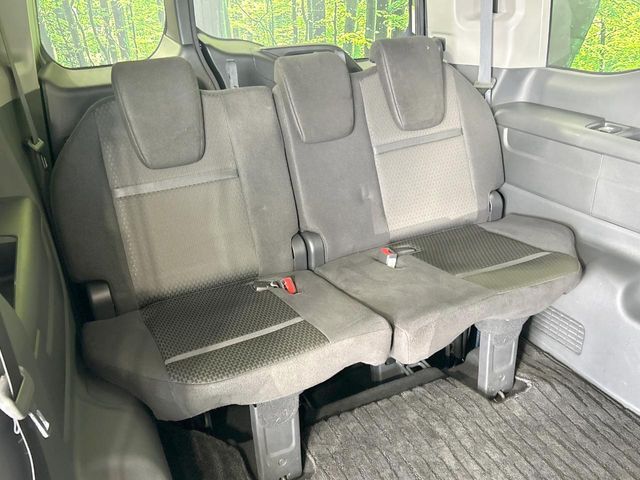 床下収納式のサードシートです。座席部分をコンパクトに収納でき、広大な荷室スペースとしてお使いいただけます！乗車人数や荷物の量など利用シーンに合わせて3列目を有効活用でき、とっても便利♪