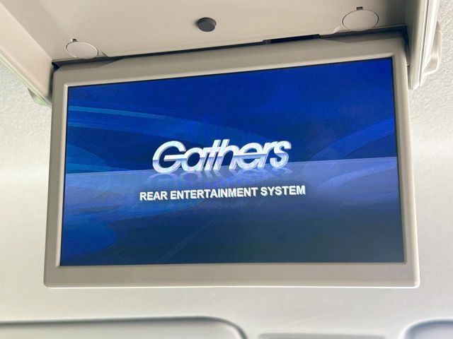 【フリップダウンモニター】大画面モニターで後席でもエンタメをお楽しみいただけます。小さなお子様にも大人気の装備です♪
