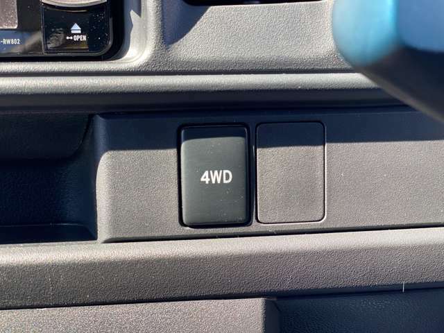 2WD4WD切り替えスイッチ付きで便利です！！