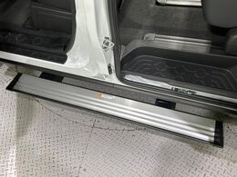 【電動サイドステップ】車高の高いお車でも、これがあれば小さいお子様の乗り降りも楽々♪スライドドアと連動して作動する為、煩わしい操作は不要です！