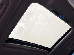 【サンルーフ】開放感たっぷりの希少装備、サンルーフが装着されています！車内に明かりを取り入れたり景色を楽しむ以外にも、車内の空気も簡単に換気できて快適です！