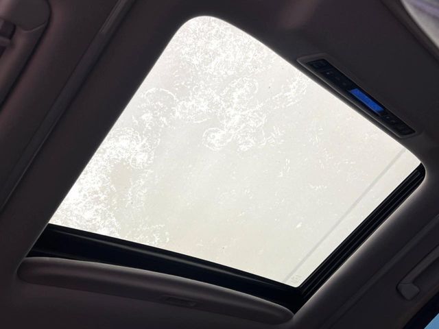 【サンルーフ】開放感たっぷりの希少装備、サンルーフが装着されています！車内に明かりを取り入れたり景色を楽しむ以外にも、車内の空気も簡単に換気できて快適です！