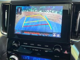 【バックカメラ】駐車時に後方がリアルタイム映像で確認できます。大型商業施設や立体駐車場での駐車時や、夜間のバック時に大活躍！運転スキルに関わらず、今や必須となった装備のひとつです！
